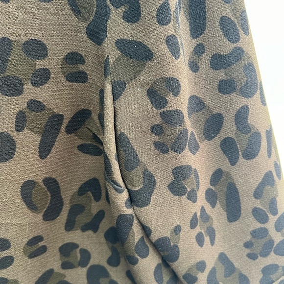 Essentiel Antwerp sz 12 (EU 42) long sleeve animal print blouse in black & green - Picture 6 of 7